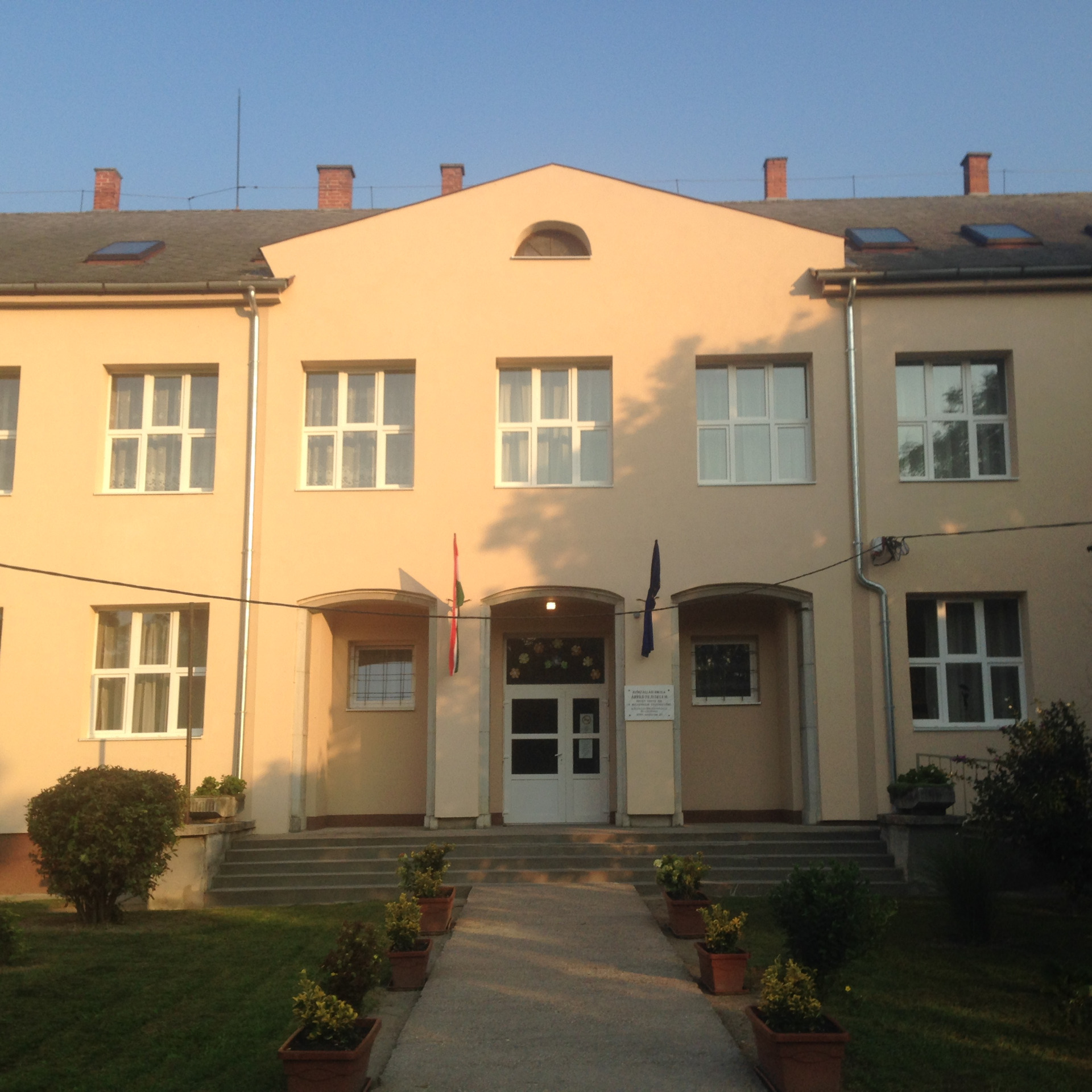 Általános iskola Előszállás
